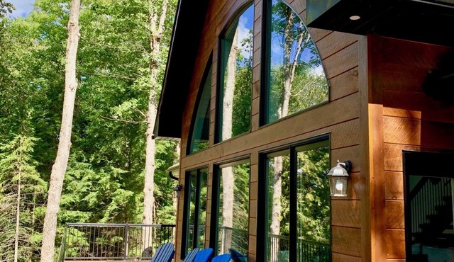 Luxury Drag Lake Cottage with Hot Tub & A/C