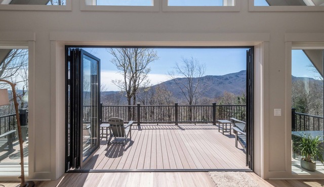 Luxury dream family getaway!New Build-Mountain views-Spacious-Game room galore