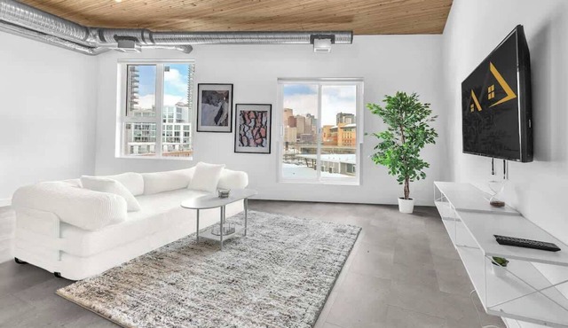 Luxury DT Calgary Suite, 5-Min Walk to Stampede