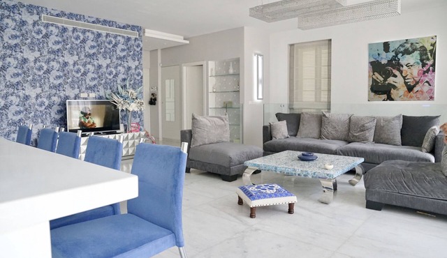 LUXURY DUPLEX WITH GARDEN AND TERRACE NEAR THE SEA, FREE WIFI