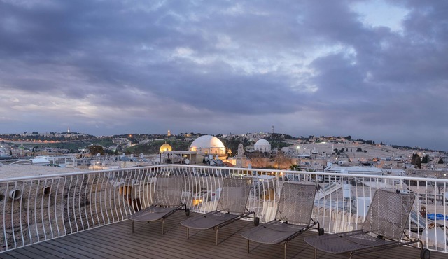 Luxury Duplex with Rooftop by FeelHome