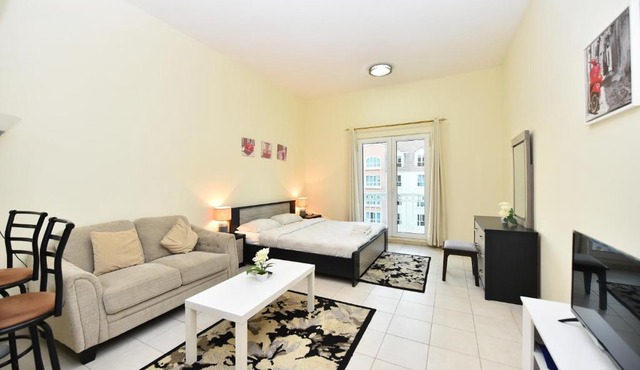 Luxury Escapes - Budget Studio with Garden Views near Metro - MED64 DG