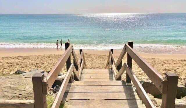 Luxury family escape! Steps to Moffat beach!