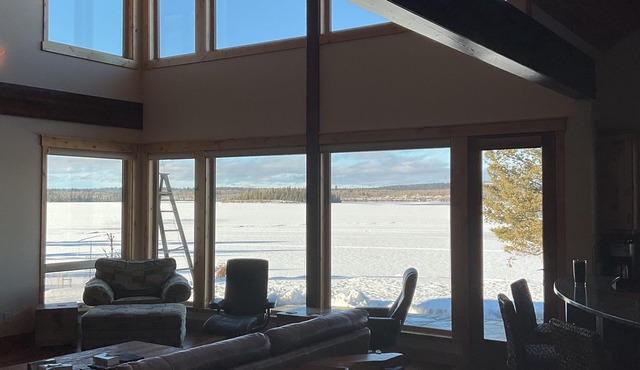 Luxury family retreat with room for 20 guests on beautiful Green Lake in Cariboo
