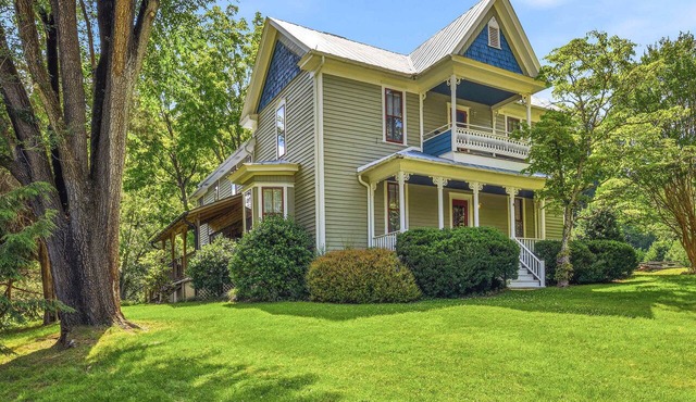 Luxury Farmhouse, creek, dog-friendly, gas fireplace, firepit, BBQ, cable, porch, swing