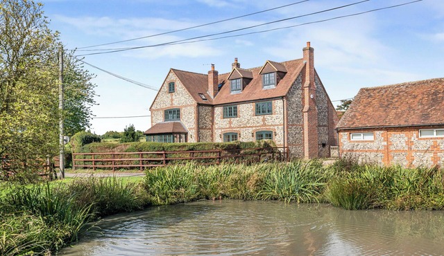 Luxury Farmhouse with large gardens, Hot Tub & Games annexe
