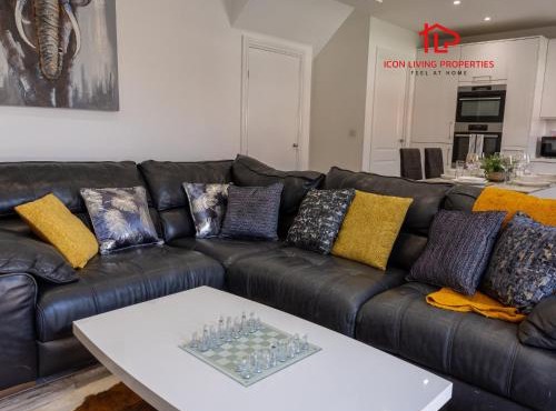 Luxury Five-Bedroom Home with Jacuzzi and Gym - Private One-Bedroom Garden Suite Available Separately