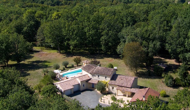 Luxury country house, very quiet, large pool, free wifi
