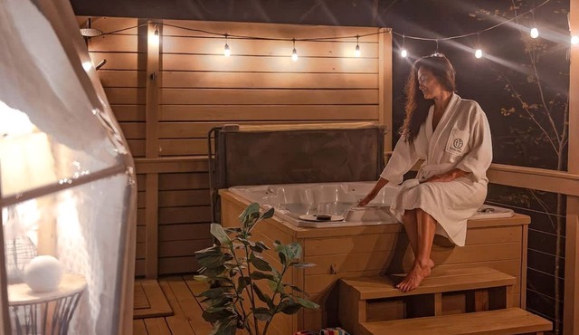 Luxury Fully Equipped Dome with Hot-Tub and Impressive Deck in Tennessee