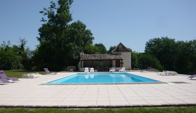 luxury gite for couples, no children. Peace, great views, large pool and spa.