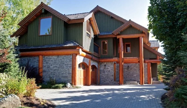 Luxury golf course chalet with hot tub