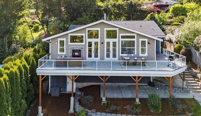 Luxury Harbor Retreat - Walk to Waterfront - Views with Large Deck