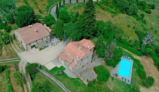 Luxury Historic Tuscan Farmhouse with swimming pool overlooking the Tiber Valley