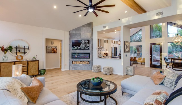 Luxury home, amazing views, walk to forest, hot tub, bbq, EV charger!