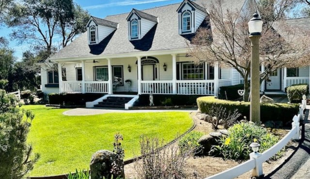 Luxury Home - Hot Tub - Sleeps 11 - Pet Friendly - Propane BBQ - Large Deck
