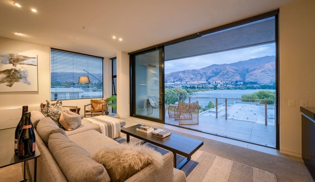 Luxury home located on edge of Lake Wanaka, walking distance to town centre