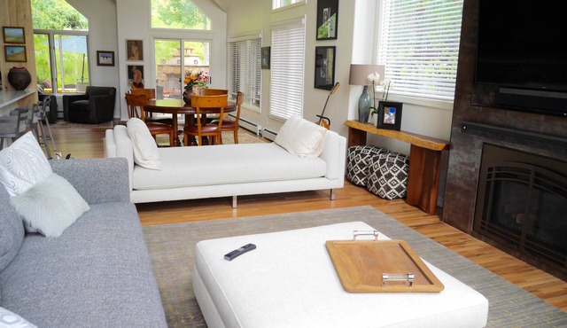 Luxury Home, magnificent Views! Private Jacuzzi, Walk or Free shuttle to ski!