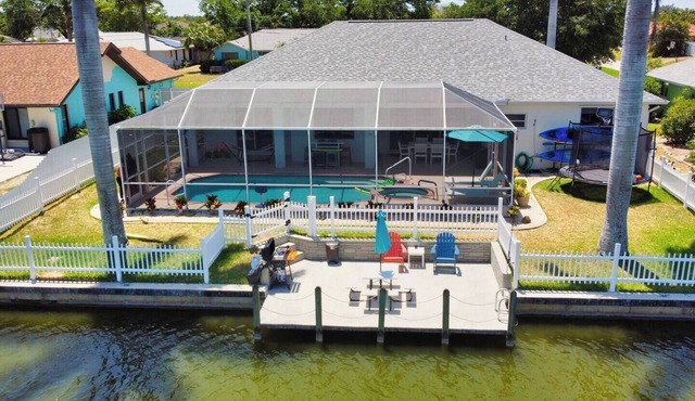 Luxury home with Dock|heated pool| kayak|Jacuzzi