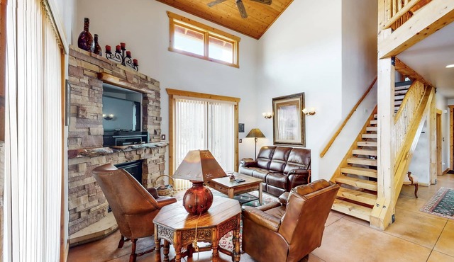 Luxury home with spectacular views and hot tub - walk to the golf course