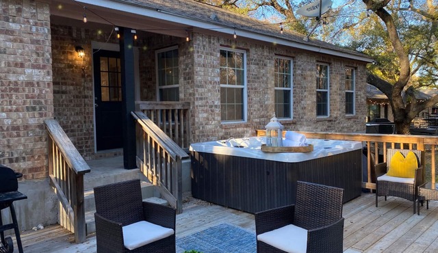 Luxury Hot Tub Near San Antonio- 6 bdrms-private-spacious!