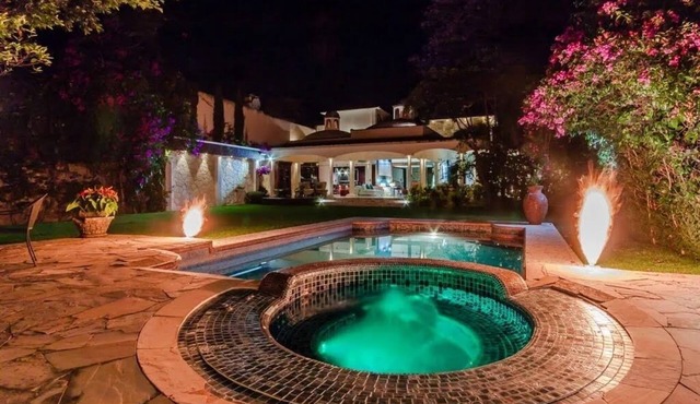 Luxury house in an exclusive area, 40 minutes from CDMX. Warm and sunny climate.