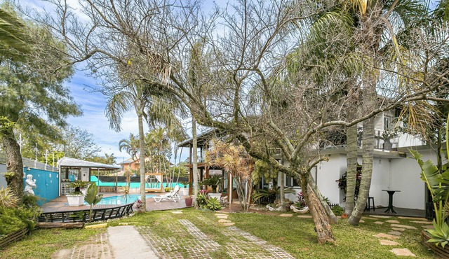 Luxury house with pool, jacuzzi and sports court — 500m from Campeche Beach