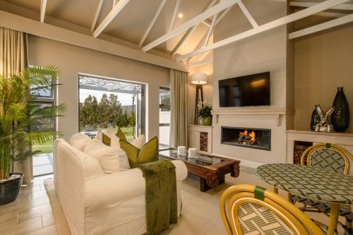 Luxury Jonker Retreat - Fireplace & Mountain Views