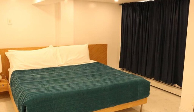 Luxury king bed parking & washer