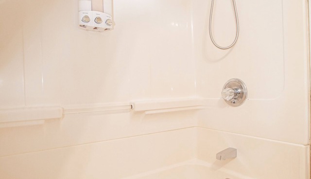 Luxury King Suite in Waterbury. 3 Bedroom. Essentials Close-By,