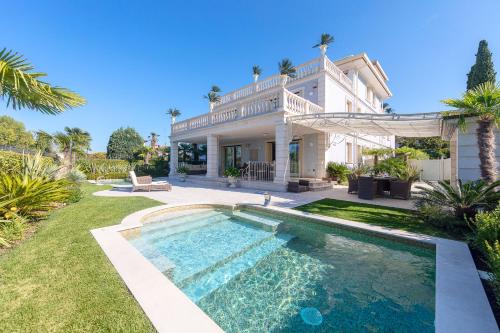 Luxury Lake-Front Catullo by Whale Homes