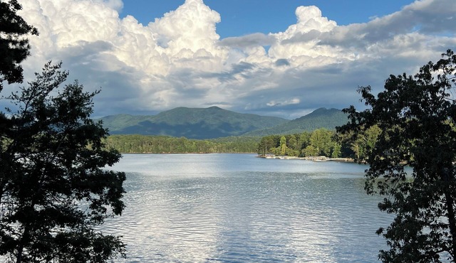 Luxury Lakefront Chatuge, 5 Beds 3 Bath, 2 Kitchens, Free WiFi, Sleeps 12 & Dock