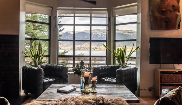 Luxury Lakefront Holiday Villa with hot tub