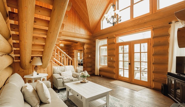 Luxury lakefront Log Home Near St Sauveur with private hot tub