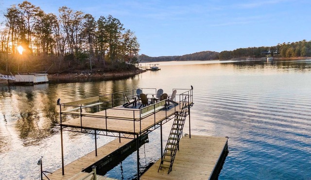 Luxury Lakefront Retreet 4-4, Spacious, Party dock with Sunsets and sandy beach!