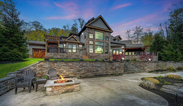 Luxury Lakefront Timber Frame Lodge: Hot Tub~ Kayaks~ Gym~ Fishing~ Sleeps 14+