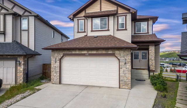 Luxury Lakeview Home w/King Beds & Jacuzzi @ 18-min to Airport, 80-min to Banff