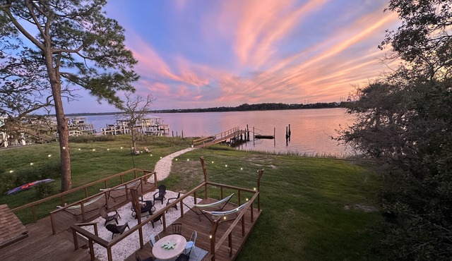 🌅Luxury Large Riverfront Dock Retreat🐬Peaceful Sunsets & Dolphins🎣Corporate stay