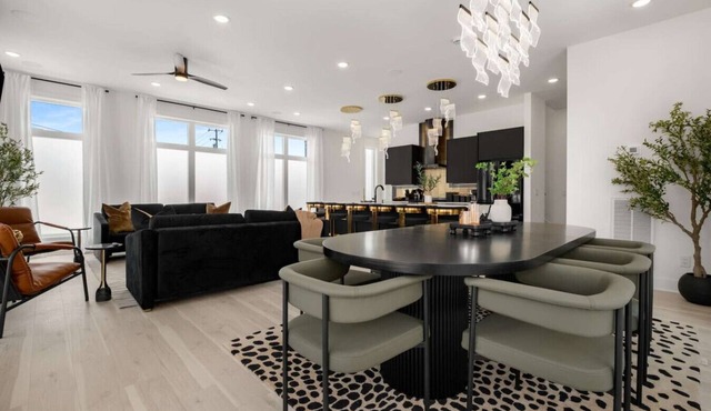 Luxury Living at Velvet & Vinyl - Rooftop - 6 Beds