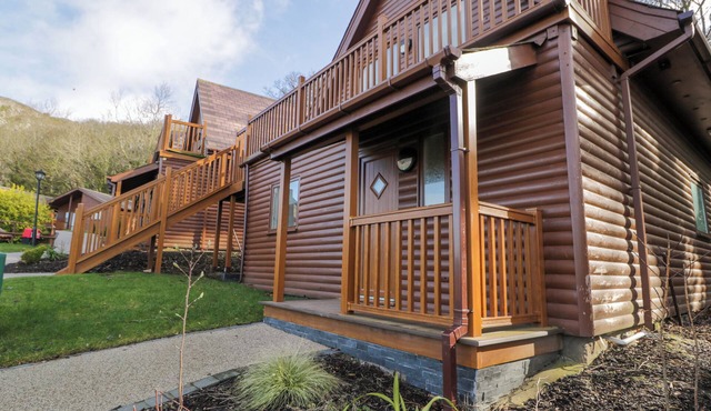 LUXURY LODGE 44, pet friendly, character holiday cottage in Dyserth