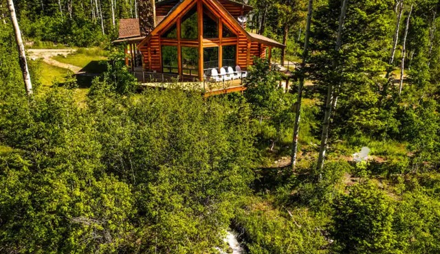 Luxury log cabin on 35 ac with hot tub