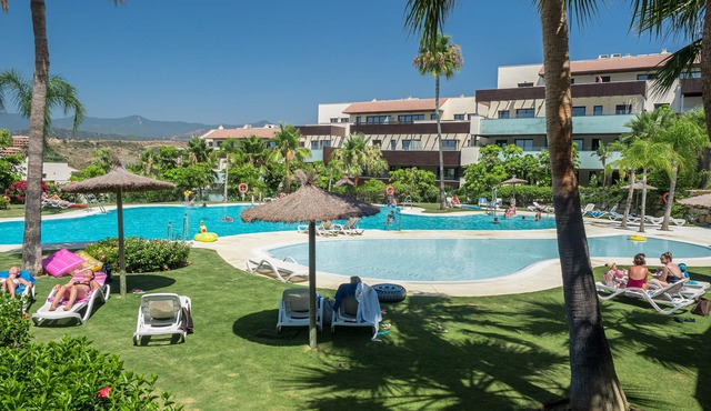 Luxury Marbella 2 Bed Apartment in Los Flamingos With Relaxing Panoramic Views
