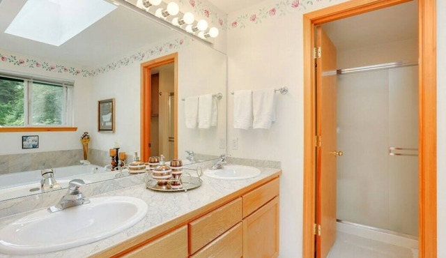 Luxury Master bedroom and private bathroom: jacuzzi/hot tub .