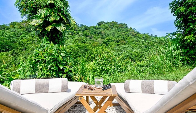 Luxury Meets Nature - Secluded Retreat, Jacuzzi, Tropical Garden, Mountain Views