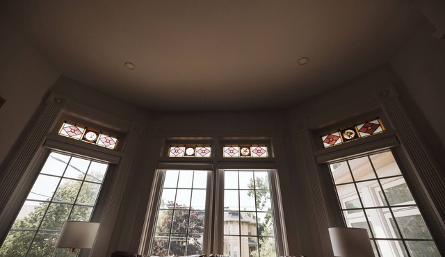 Luxury Modern Apartment in Downtown Century Home - 2 Bedroom, Free parking x 4