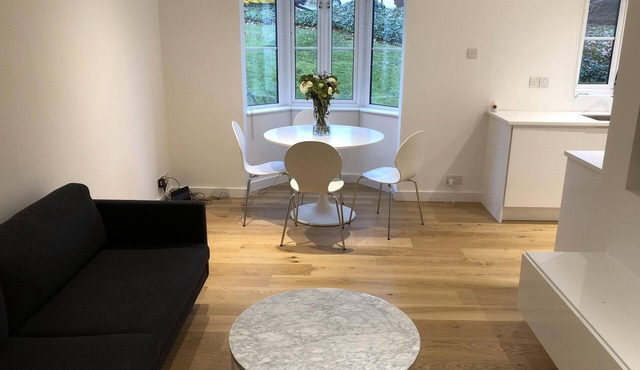 Luxury modern apartment - close to train station and royal marsden hospital.