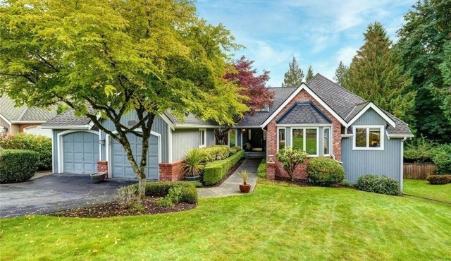 Luxury, modern, Bright villa w/deck, back yard, fire pit