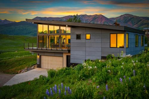 Luxury Modern Home Walk to Lifts Ski Trails