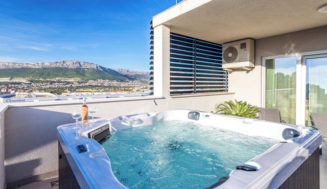Luxury modern penthouse w. jacuzzi & huge terrace