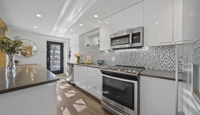 Luxury Modern Two Bedroom Located near Commercial Drive