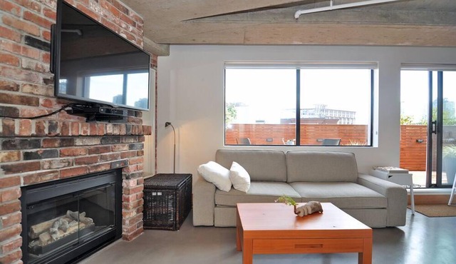 Luxury Modern Vancouver Condo in Gastown,Big Top Floor Private South-facing Deck